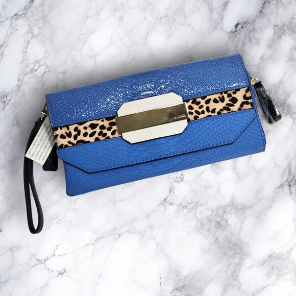 NWT GUESS Blue Faux Snakeskin Wristlet Clutch w/ Leopard Accent & Logo Plate - Picture 2 of 11